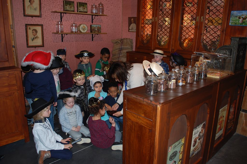 Darcis_Museum_historische-Boutique_Verkostung_Kindergruppe(c)-R-Minderjahn.JPG Darcis_Museum_historische-Boutique_Verkostung_Kindergruppe(c)-R-Minderjahn.JPG